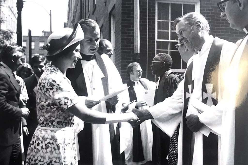 Queen Elizabeth shaking hands at Old North Church.